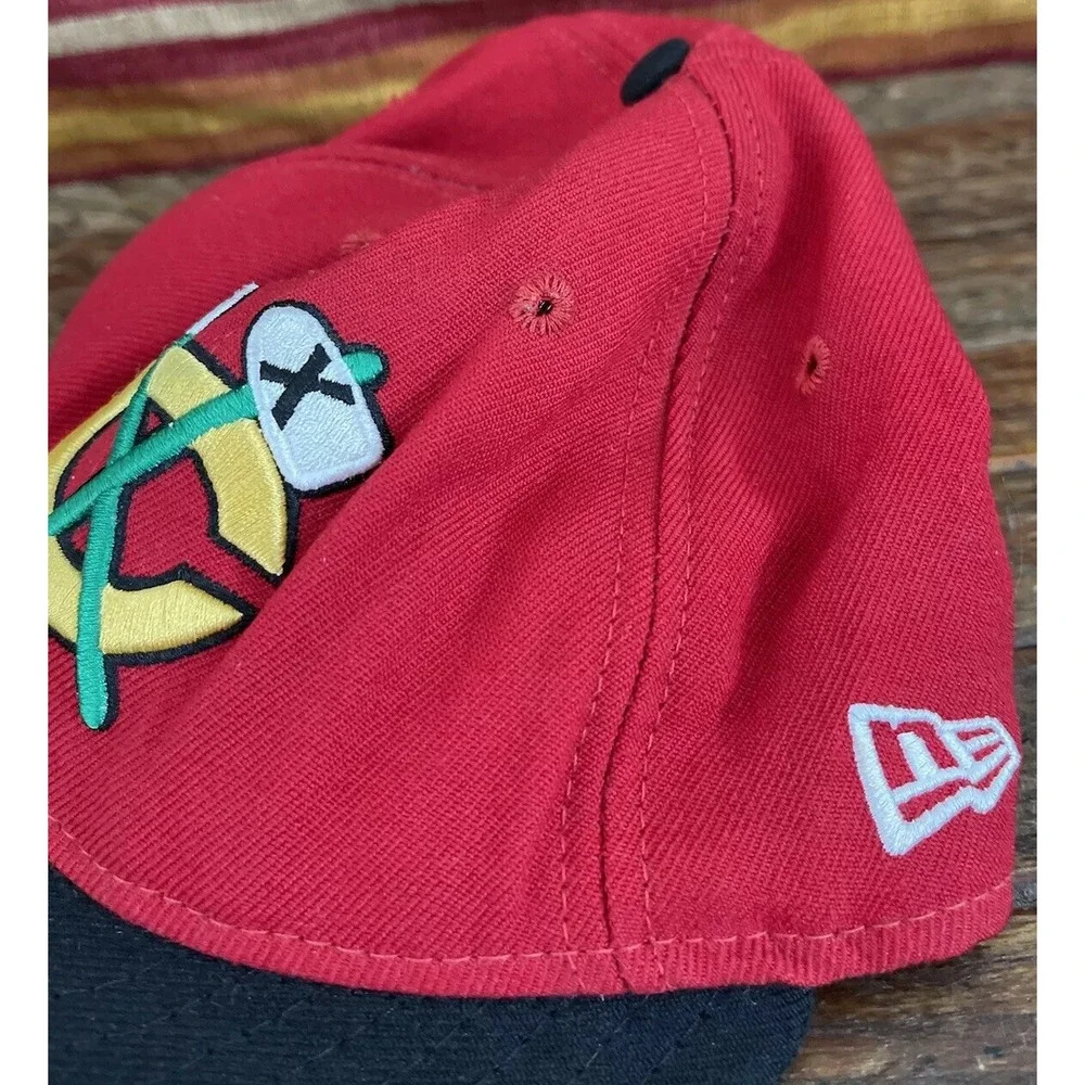 Chicago Blackhawks Fitted Cap Hat 7 1/8 2010 New Era Stanley Cup Final Red Black